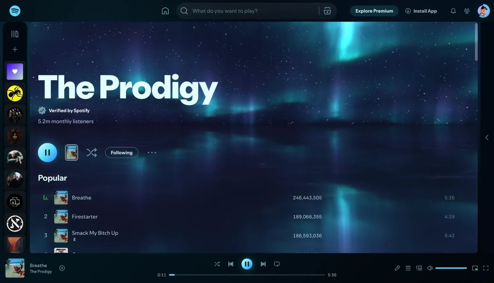 Die Künstlerseite von The Prodigy im Spotify-Web-Player mit Deus: Ein grün-türkises Polarlicht über Wasser füllt den Kopfbereich hinter dem Künstlernamen und den beliebten Titeln.
