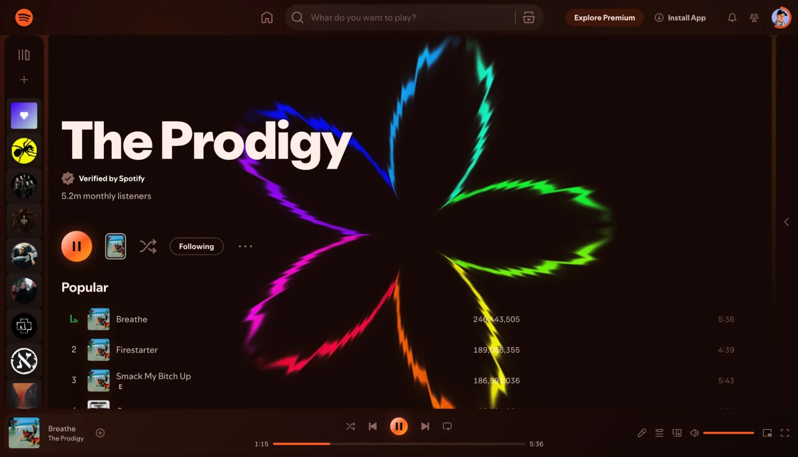 Deus থিমসহ Spotify ওয়েব প্লেয়ারে The Prodigy-র আর্টিস্ট পেজ: গাঢ় বাদামি পেজ, কমলা বোতাম, আর আর্টিস্টের নামের পেছনে রংধনু পাপড়ির ভিজ্যুয়াল।